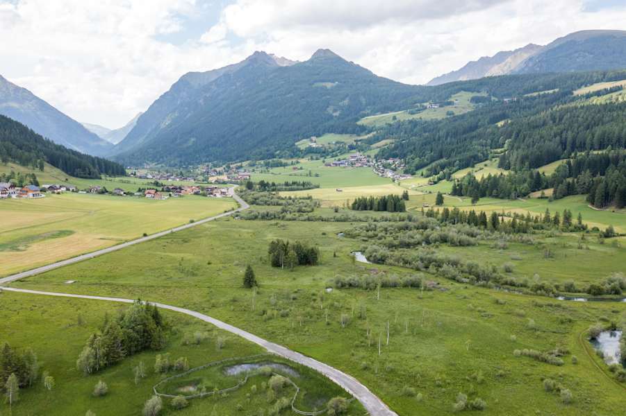 Weißpriach von oben: Die Longa zieht sich durch die weite Tallandschaft und begleitet uns auf der Bike-Etappe.