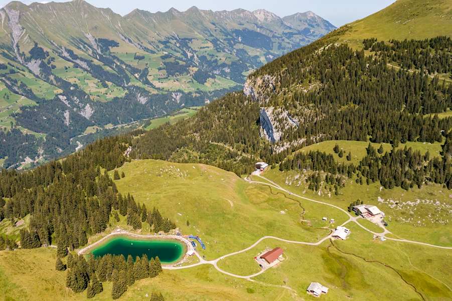 Berghaus Elsigenalp und der nahe gelegene Brandsee