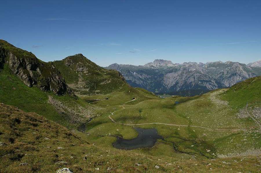 Herzsee mit dem Skitunnel und das Lechquellengebirge mit der roten Wand im Hintergrund