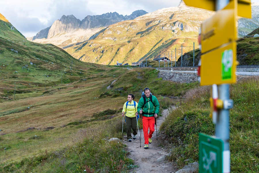 Wegweiser am Wegesrand am Oberalppass