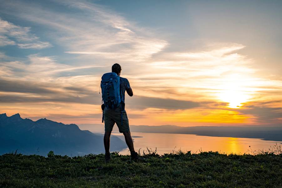Der Genfersee im warmen Licht der Abendsonne