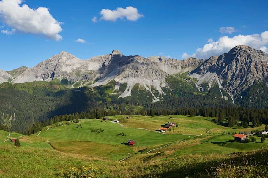 Die Wanderung bietet eine schöne Aussicht auf das Schanfigg.