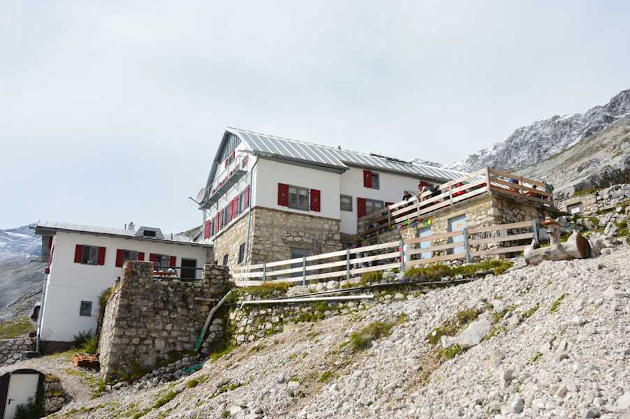 Die wunderschön gelegene Knorrhütte Hütte ist ein idealer Stützpunkt für den Aufstieg der dreitägigen Zugspitztour.