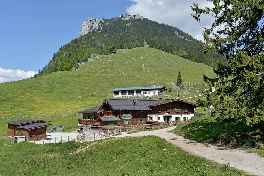 Die Ritzau-Alm (1.161 m) am westlichen Ausläufer des Zahmen Kaisers ist ein Dorado für Wanderer, Bergsteiger und Naturfreunde.