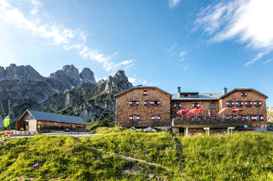 Die Hofpürgl-Hütte liegt im westlichen Teil des Dachsteinmassivs.