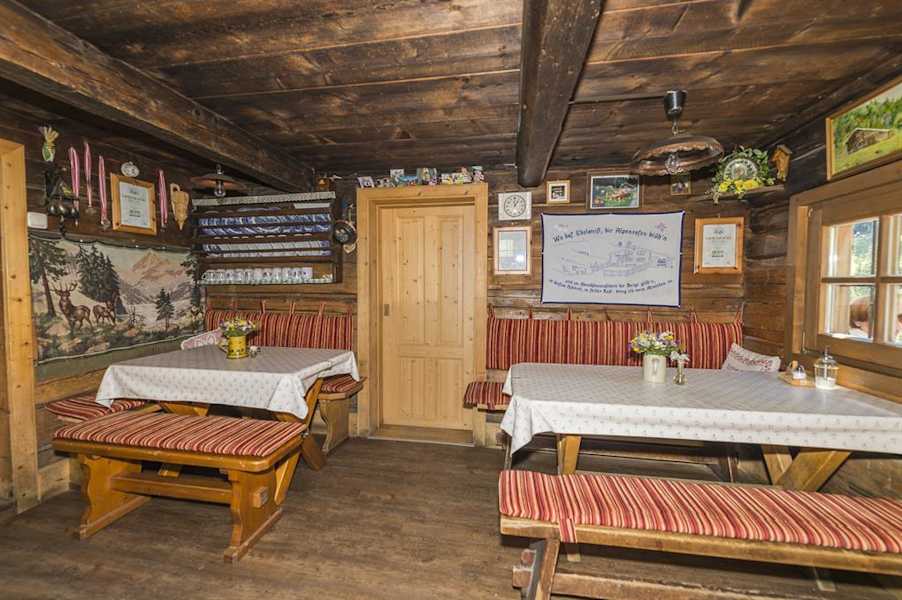 Der Gastraum der urigen Fundneralm