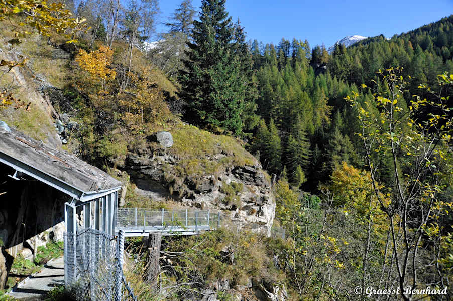 Am Haritzersteig schlängelt sich der Weg spektakulär am Hang entlang.