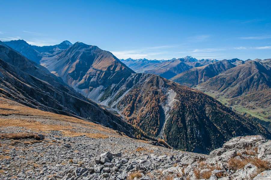 Blick auf die Val Tantermozza von Murtaröl aus. Dieser hintere Teil des Tales kann nicht begangen werden und ist ein Paradies für Gämsen.