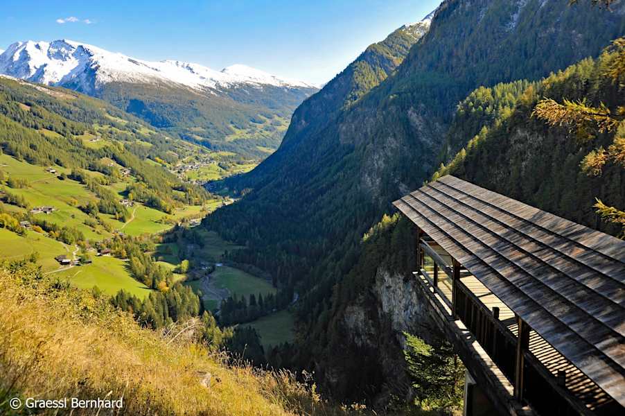 Einen wunderbaren Blick ins Mölltal und nach Heiligenblut eröffnet sich uns bei der Blumenwiese bei der Sattelalm.