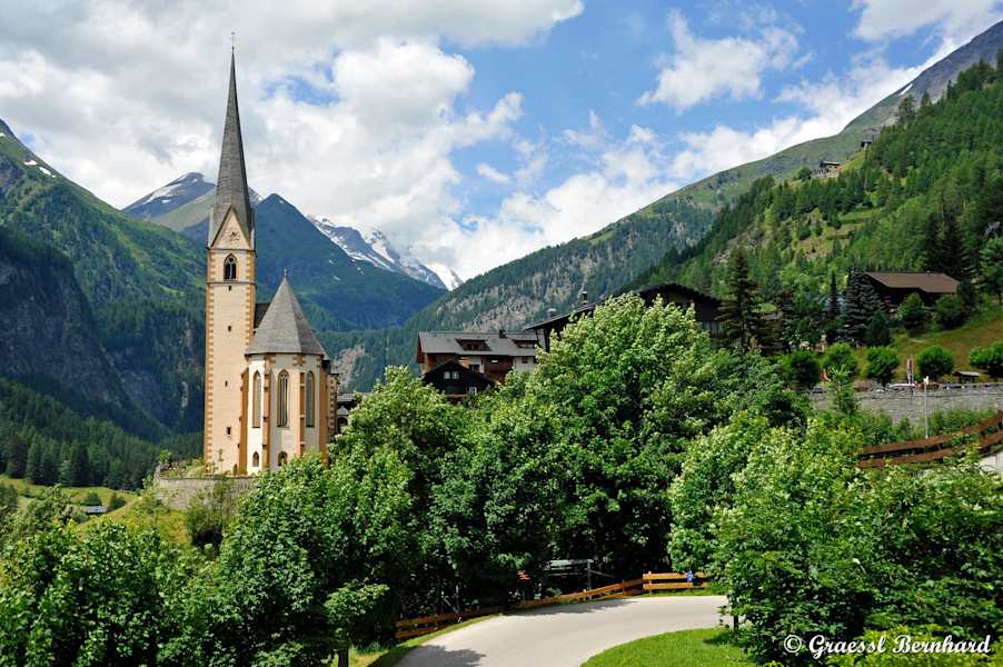 Heiligenblut mit dem Blick auf die Pfarrkirche mit Großglockner im Hintergrund. Wohl eines der bekanntesten Fotomotive in Österreich und Ausgangspunkt der Wanderung.