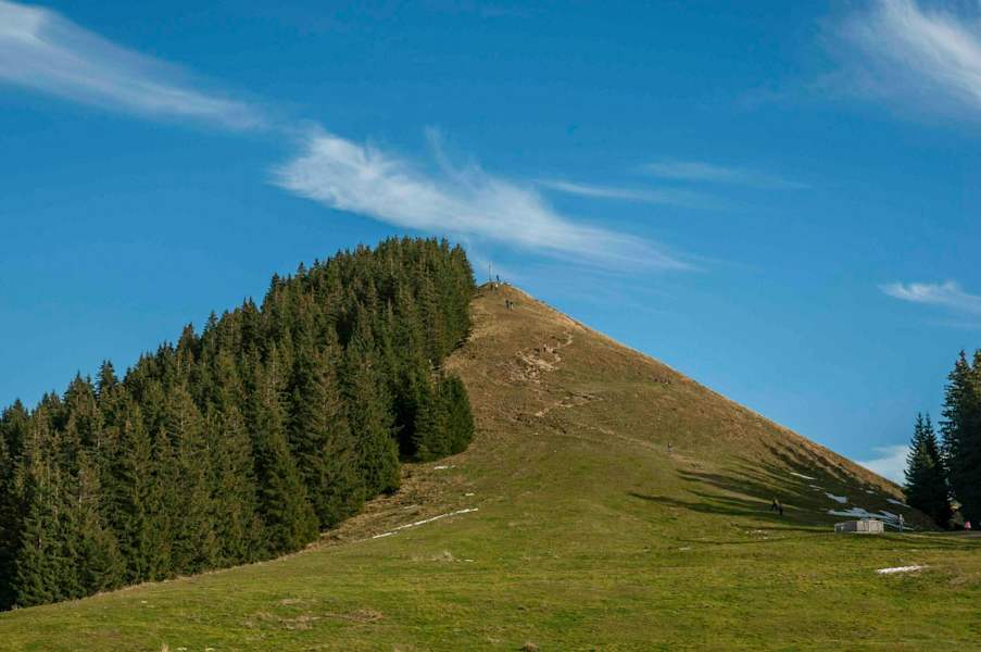 Das Vordere Hörnle erhebt sich über der Hörnlehütte.