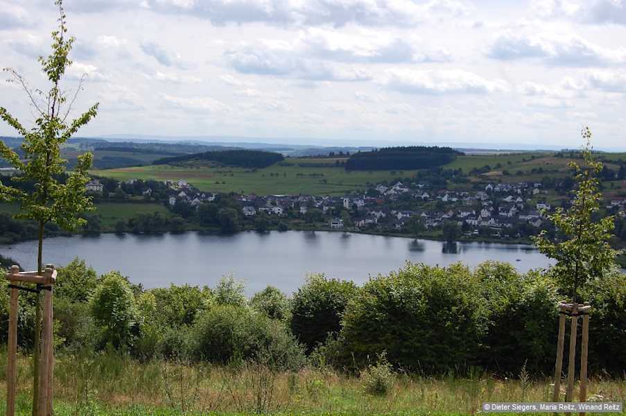 Parkplatz Vor dem Parkplatz Zweimaareblick, mit Info-Tafel Das Drei-Maare-Dorf überqueren wir die Landstraße