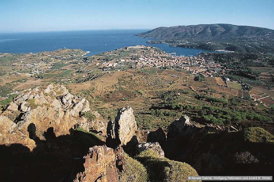 Monte Mar di Capanna: Der Aufstieg raubt den Atem, das Panorama auch – Tiefblick auf Porto Azzurro.