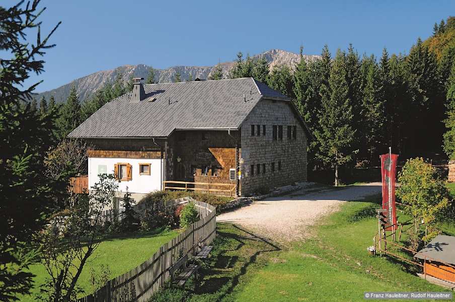 Das Öhlerschutzhaus mit dem Hochschneeberg (Waxriegel, Kaiserstein) dahinter.