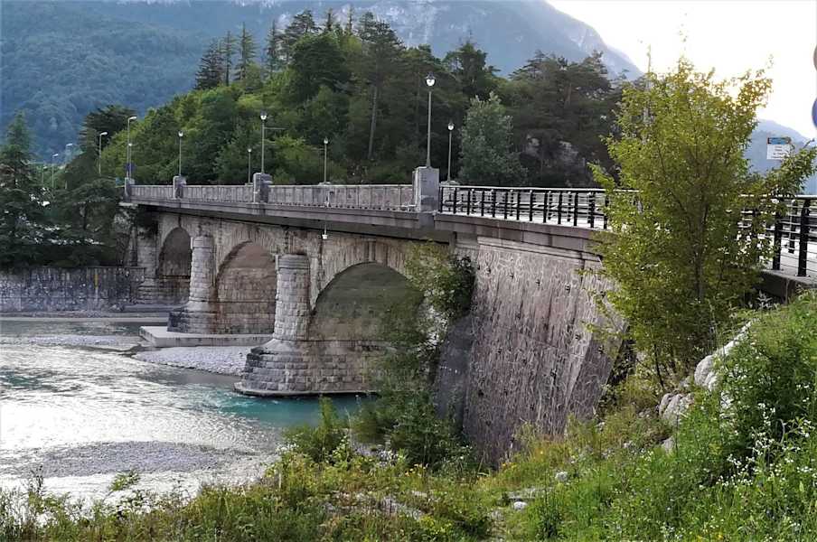 die Fella-Brücke nach Moggio Udinese – dahinter Ausläufer des Monticello