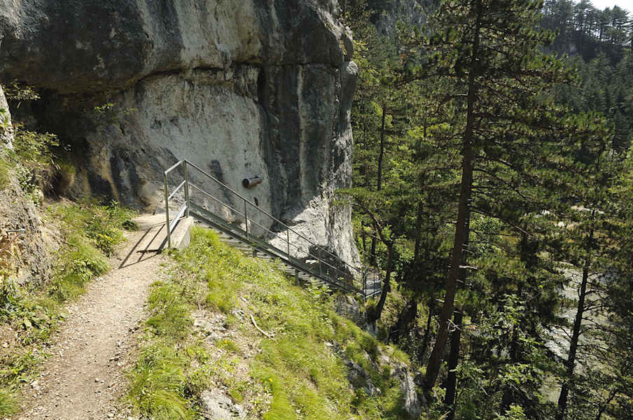 Auf gesicherten Wegen und über solide Leitern durchs Höllental.