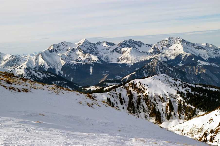 Wunderbarer Ausblick vom Gipfel in die umliegende Bergwelt