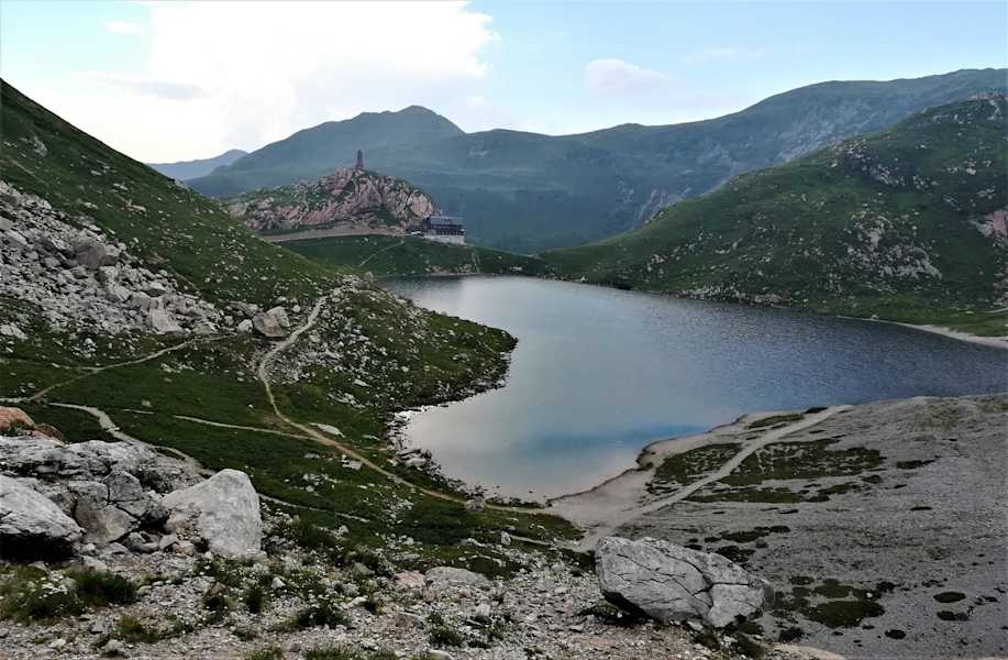 Wolayersee mit Wolayersee-Hütte - dahinter der Maderkopf