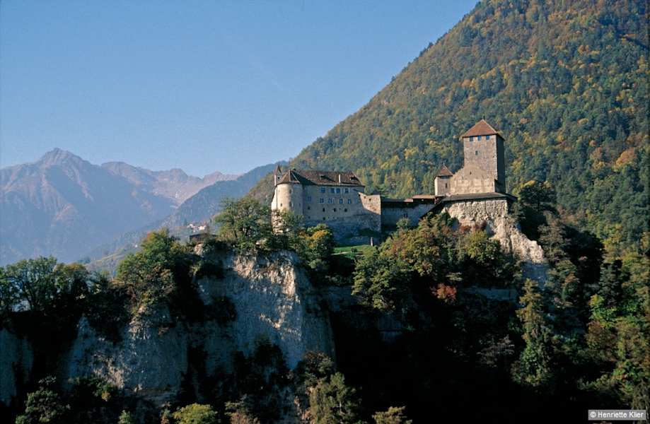 Vorbei an Schloss Tirol, dem Stammschloss der Grafen von Tirol, wandert man bei dieser Runde auf der Sonnenseite des Tales mit seiner zwar kargen, aber überaus reizvollen Natur, die nur wenig Platz für Besiedelung und Landwirtschaft bietet.