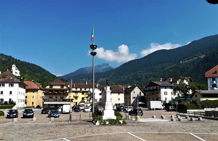 Rigolato mit Cima di Ombladet und die Ortschaft Givigliana