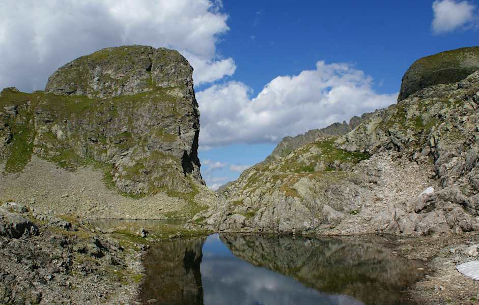 Der markante Greifenstein spiegelt sich in einem der Klafferseen.