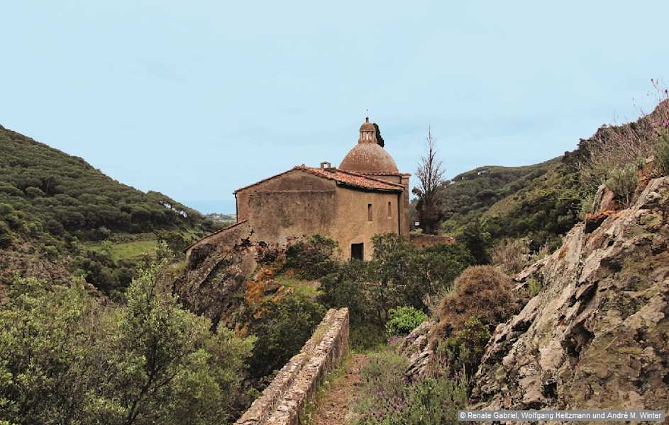 Santuario della Madonna: Dahinter Blick aufs Meer