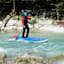 Stand-Up-Paddler im Wildwasser