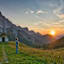 Mädchen bei Sonnenuntergang am Berg