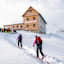 Skitourengeher am Weg zur Dümlerhütte
