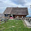 Almhütte Remschniggalm in der Südsteiermark mit Tischen und Bänken