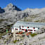 An der Schwelle des Zugspitzplatts unterhalb des Brunntalkopfes liegt malerisch die Knorrhütte auf 2.052 m Seehöhe.