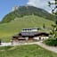 Die Ritzau-Alm (1.161 m) am westlichen Ausläufer des Zahmen Kaisers ist ein Dorado für Wanderer, Bergsteiger und Naturfreunde.