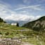 Stamser Alm mit der sehenswerten Kirche.