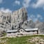 Die Calvin Hütte mit dem Monte Chiadenis