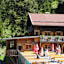 Die Sonnenterrasse der Grünen Wand Hütte im Stillupgrund