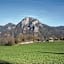 Blick über das Gehöft Gunacker zum imposanten Röthelstein.
