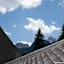 Dachlandschaft im Tal vor der Berglandschaft im Hintergrund.