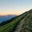 Rechts das Gebirge, links die Stadt