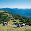 Der Gipfel lädt mit viel Platz und Panorama zur Pause ein.