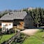 Das Öhlerschutzhaus mit dem Hochschneeberg (Waxriegel, Kaiserstein) dahinter.