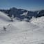 Abfahrt von der Bergstation Schaufeljoch entlang der Piste zur Talstation des Schleppliftes, wo man den gesicherten Skiraum verläßt und durch eine Mulde zum Anfellplatz am Beginn des Pfaffenferners gelangt. Die Aufstiegsspur Richtung Pfaffenjoch ist tw. sichtbar, ebenso wie die markante Silhouette des Zuckerhütl.
