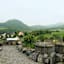 Vom Neuen Maarhof hat man einen Panoramablick auf die Ruine Olbrück.