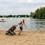 Schön zum Liegen, schwer zum Schieben: Badestrand an der Badestelle in Schmöckwitz.