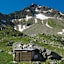 Blick von der Veranda der Bristenseehütte Richtung Holzvorrat, dessen Bewacher, und Gipfel. Am niedrigsten Punkt im Nordostgrat findet sich der Übergang auf den Grat.