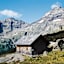 Die schindelgedeckte Göralhütte vor dem Hochgolling.