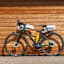 Fahrrad an Holzwand - Bikepacking
