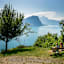 Sicht auf den Bürgenstock und Vierwaldstättersee während der Wanderung entlang des Waldstätterweg, Etappe 2 Vitznau-Küssnacht