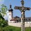 St. Ulrich liegt in einer Talmulde. Vom Hexental aus durch eine schmale Stichstraße zu erreichen, ist die Gemeinde vom Durchgangsverkehr verschont.