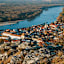 Tiefblick vom Hundsheimer Berg auf Hainburg an der Donau.
