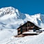 Schwarzwasserhütte vor der Hehlekopf-Südflanke und hinten rechts Hoher Ifen.